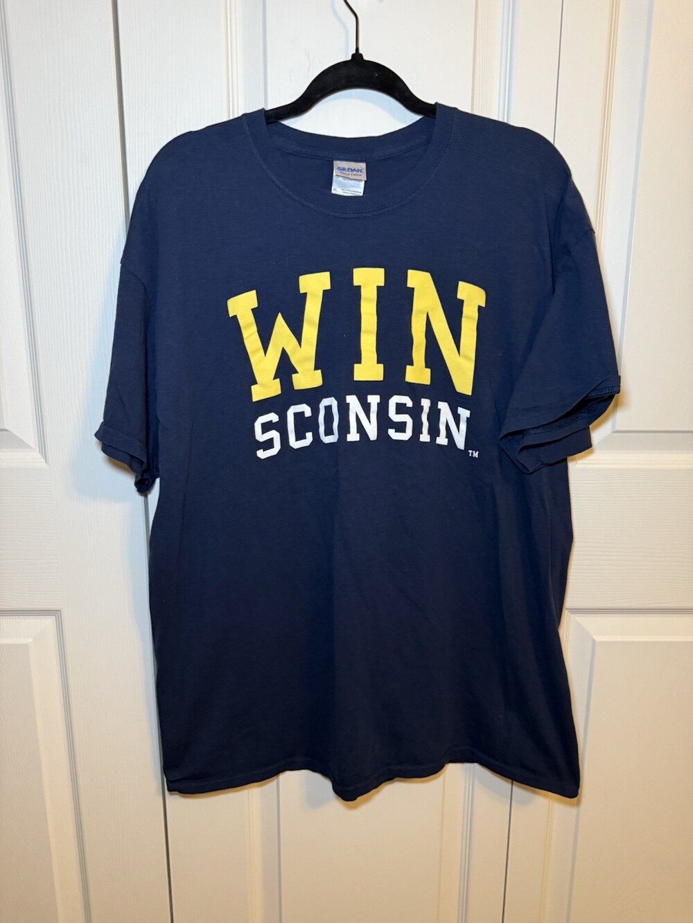 Wisconsin Badgers T Shirt Mens XL Navy Blue Gildan Heavy Cotton College NCAA Tee